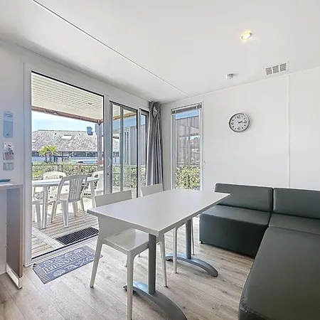 Mobil-home Confort 4 Pers, A 200m Plage, Terrasse, Piscine Chauffee, Parking, Wi-fi Gratuit - Fr-1-361a-83 Ferienhaus