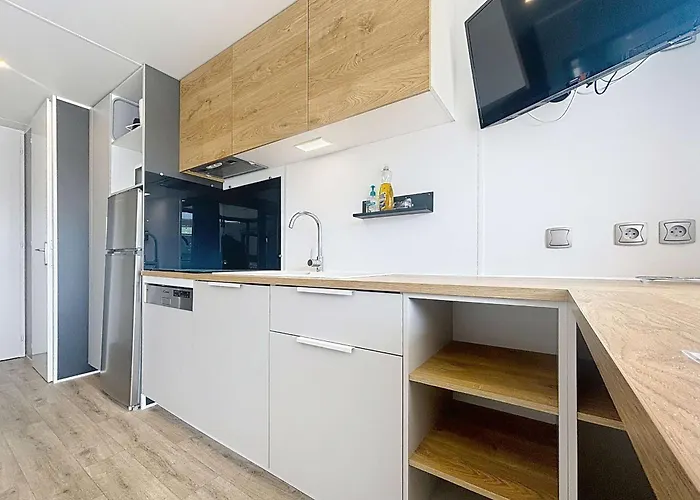 Mobil-home Confort 4 Pers, A 200m Plage, Terrasse, Piscine Chauffee, Parking, Wi-fi Gratuit - Fr-1-361a-83